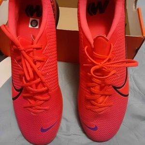 Soccer shoes